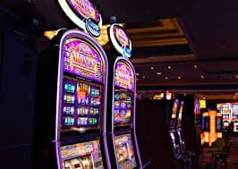 Người dùng mobile chơi game slot tại Việt Nam trên điện thoại