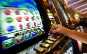 Người chơi cá cược thể thao và slot tại d88